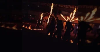 Arena de rodeio iluminada e palco de shows durante a 4ª EXPOITI em Itiquira. Créditos: Prefeitura de Itiquira / Instagram.