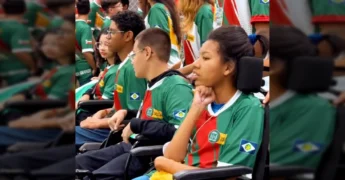 Cerimônia de abertura dos Jogos Paralímpicos e Paradesportivos Mato-grossenses 2025 no Ginásio Fiotão, Várzea Grande, com atletas e autoridades, créditos à Prefeitura de Várzea Grande MT / Instagram.