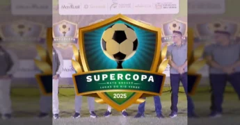 Imagem da cerimônia de abertura da Supercopa 2025 em Lucas do Rio Verde, mostrando jovens jogadores de futebol e autoridades. Crédito: Prefeitura de Lucas do Rio Verde / Instagram.
