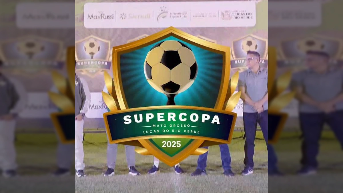 Imagem da cerimônia de abertura da Supercopa 2025 em Lucas do Rio Verde, mostrando jovens jogadores de futebol e autoridades. Crédito: Prefeitura de Lucas do Rio Verde / Instagram.