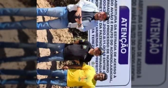 Grupo de homens em frente a uma placa de "ATENÇÃO" sobre a reabertura da Praia do Avião. Crédito: Prefeitura Santa Terezinha-MT / Instagram