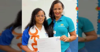 Grupo de alunos felizes segurando seus certificados de conclusão de curso em Marcelândia. Créditos: Prefeitura de Marcelândia / Instagram