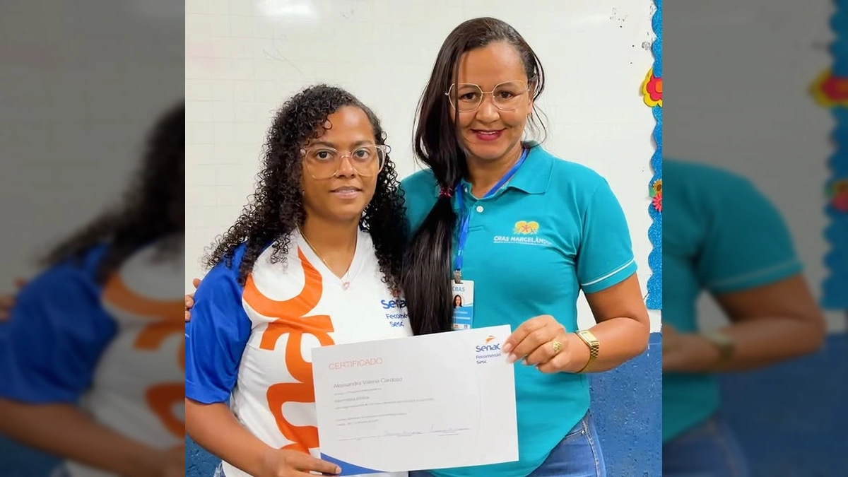 Grupo de alunos felizes segurando seus certificados de conclusão de curso em Marcelândia. Créditos: Prefeitura de Marcelândia / Instagram