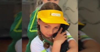 Alunos em idade escolar interagem com cães e gatos em canil. Créditos: Prefeitura de Nova Mutum / Instagram.