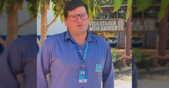 Andrei Juliano, técnico da EMPAER, em frente à Secretaria de Meio Ambiente em Marcelândia, falando sobre o FUNDAAF. Créditos: Samat Marcelândia / Instagram.