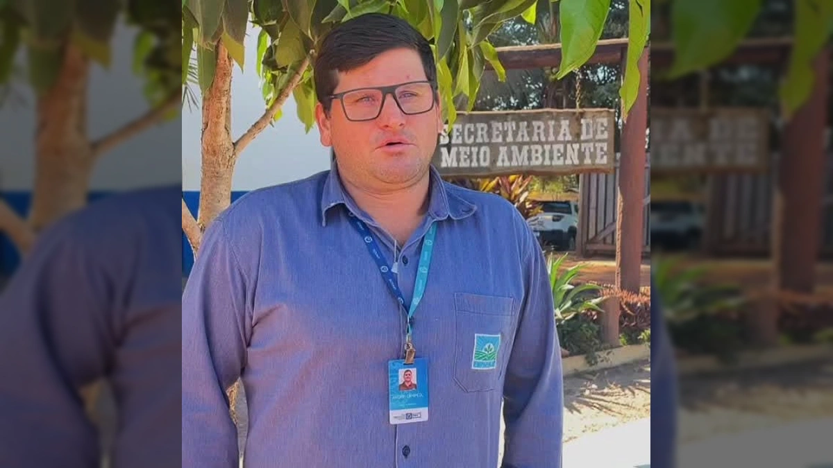 Andrei Juliano, técnico da EMPAER, em frente à Secretaria de Meio Ambiente em Marcelândia, falando sobre o FUNDAAF. Créditos: Samat Marcelândia / Instagram.