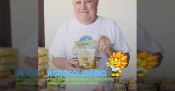 Idosos recebendo doações de cestas básicas e bebida de soja do programa Agrosolidário em Lucas do Rio Verde, MT. Crédito: aprosojamt / Instagram.