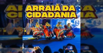Vista aérea da Arena Pantanal durante o Arraiá da Cidadania, com palco iluminado, shows, e diversas barracas. Créditos: Governo de Mato Grosso / Instagram