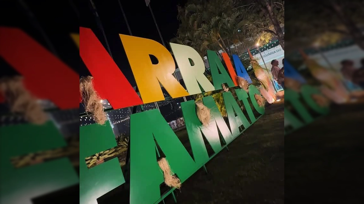 Decoração e ambiente festivo do Arraiá da Famato, com destaque para a participação da comunidade e elementos culturais. Crédito: Instagram @sistemafamato.