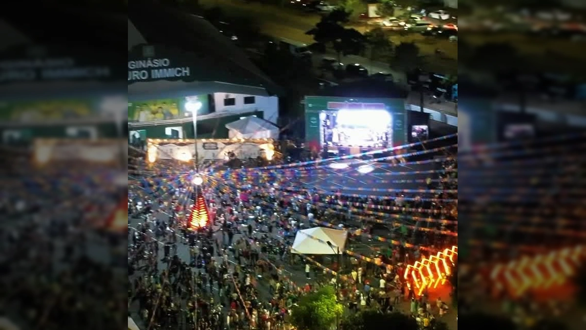 Foto do Arraiá da Prefeitura de Nova Mutum, com pessoas se divertindo e decorações festivas. Crédito: Prefeitura de Nova Mutum / Instagram