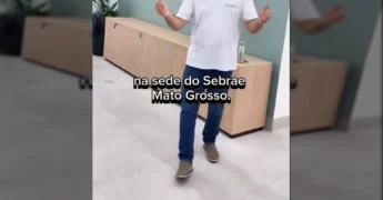 Grupo de funcionários participando de uma atividade prática sobre reciclagem e Lixo Zero no Sebrae Mato Grosso. Créditos: Teoria Verde / Instagram.