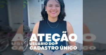 Mulher sorrindo em frente ao CRAS de Sapezal. Crédito: Prefeitura Municipal de Sapezal / Instagram.