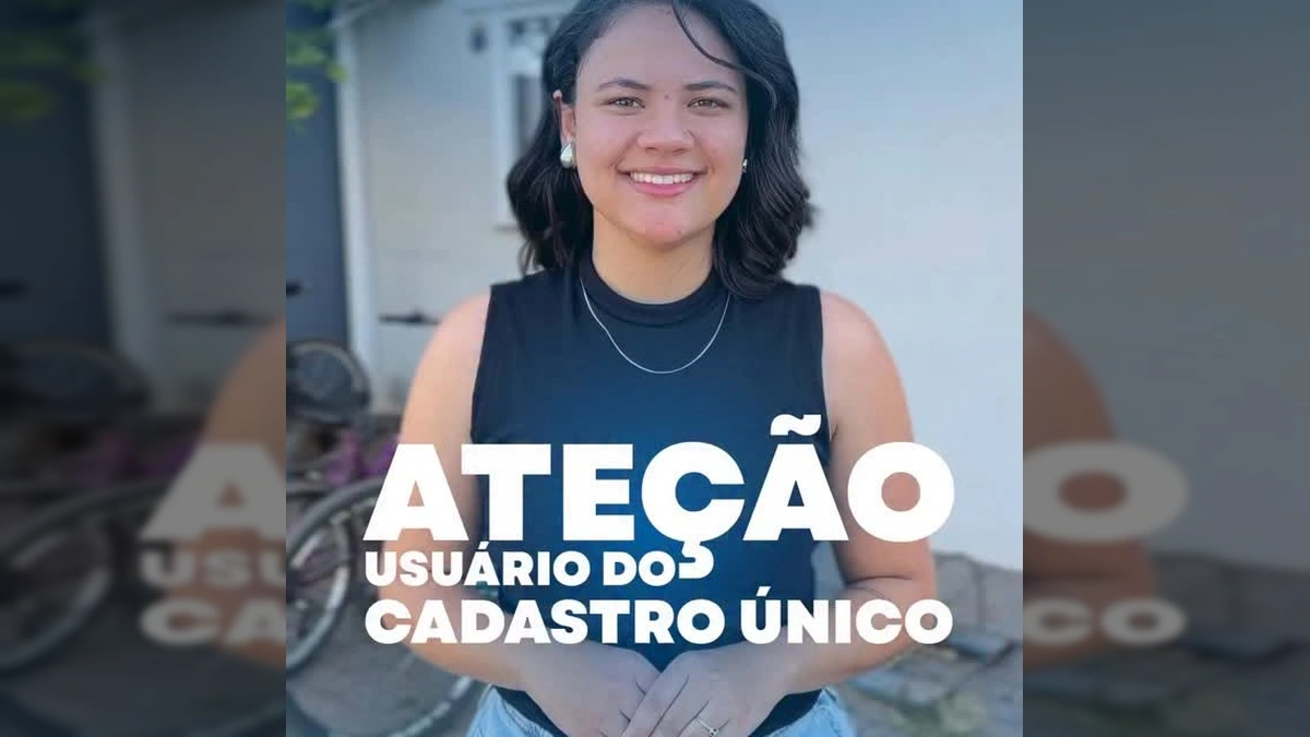 Mulher sorrindo em frente ao CRAS de Sapezal. Crédito: Prefeitura Municipal de Sapezal / Instagram.