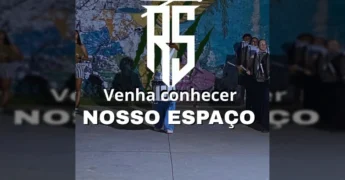 Jovem mostrando os locais de ensaio da Banda Rudimentar Sinop na Escola Municipal de Artes