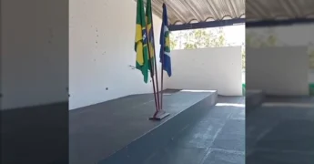Alunos da Escola Municipal Cezar Borges em Alto Garças durante execução do Hino Nacional. Créditos: @prefeitura_altogarcas