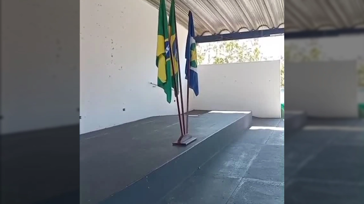 Alunos da Escola Municipal Cezar Borges em Alto Garças durante execução do Hino Nacional. Créditos: @prefeitura_altogarcas