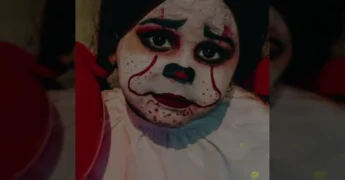 Integrantes do Bloco dos Caretas com fantasias e máscaras, celebrando no CarnaGuira 2025 em Guiratinga, Mato Grosso. Imagem original do vídeo da Prefeitura de Guiratinga no Instagram.