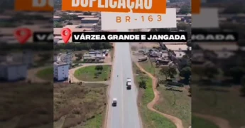 Rodovia BR-163 com carros e caminhões, exibindo obras de duplicação e conectividade 4G no Mato Grosso. Créditos: Governo de Mato Grosso / Instagram.