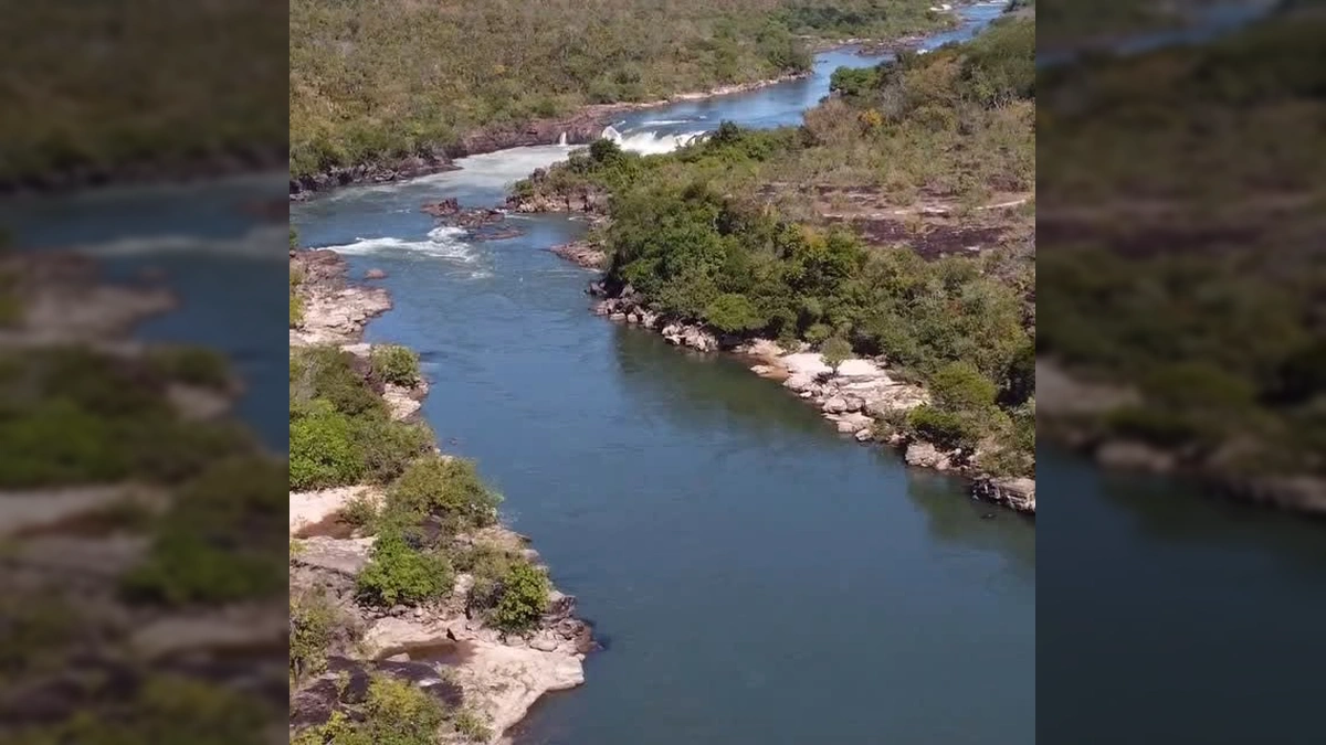 Imagem da Cachoeira da Fumaça com pontos de camping em Novo São Joaquim-MT, destacando a beleza natural. Créditos: @festivaldepescansj2025 no Instagram.