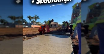 Trabalhadores construindo calçadas em Jaciara pelo Programa Passeio Legal. Créditos: Prefeitura de Jaciara / Instagram.