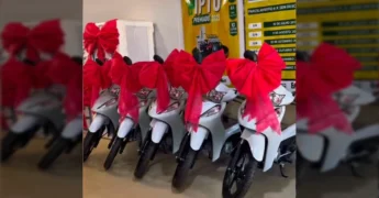 Imagem da campanha IPTU Premiado 2025 em Mirassol D'Oeste, com mulher e prêmios como motos e eletrodomésticos / Créditos: Prefeitura de Mirassol d'Oeste - MT