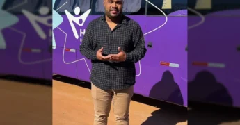 Ônibus roxo da unidade móvel do Hospital do Câncer de Mato Grosso e pessoas recebendo atendimento em Rosário Oeste. Créditos: Prefeitura de Rosário Oeste / Instagram