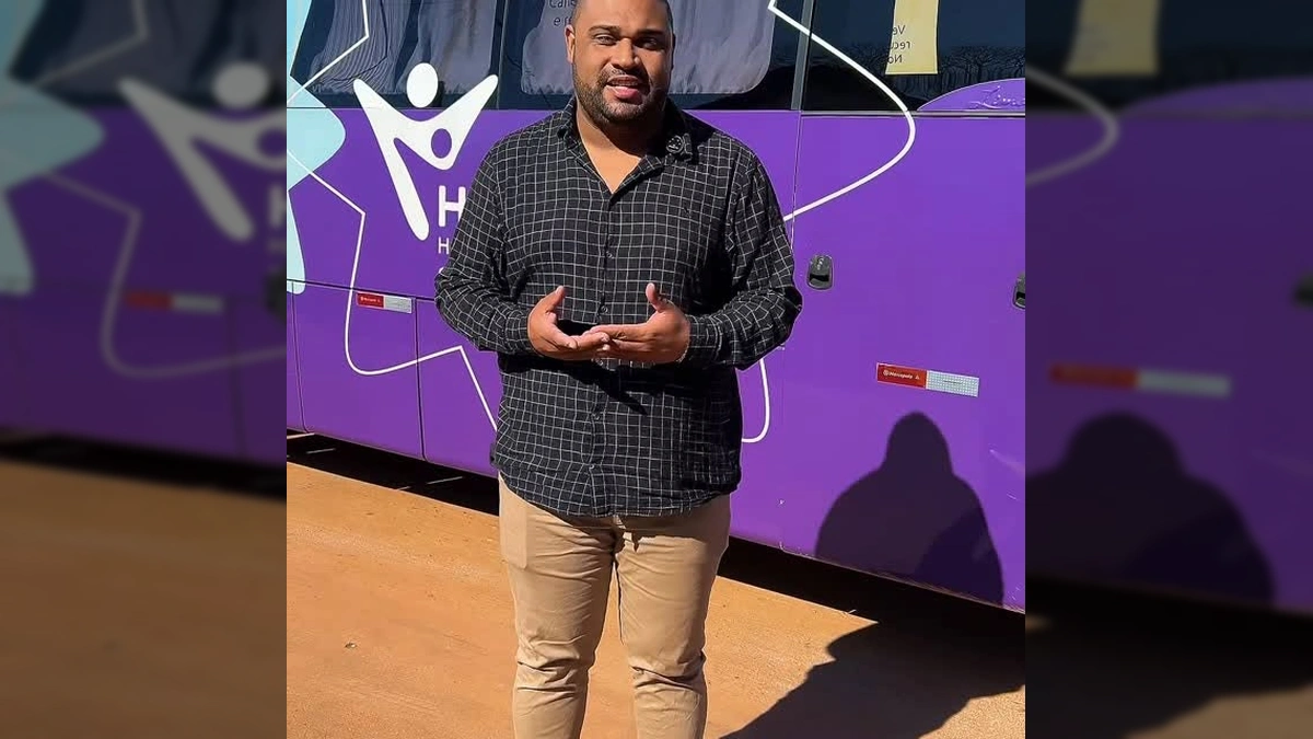 Ônibus roxo da unidade móvel do Hospital do Câncer de Mato Grosso e pessoas recebendo atendimento em Rosário Oeste. Créditos: Prefeitura de Rosário Oeste / Instagram