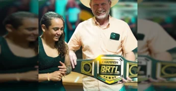 Aline Minosso, campeã de MMA, exibe seu cinturão BRTL Fight Combat no gabinete da Prefeitura de Tabaporã, ao lado do treinador / Instagram Prefeitura de Tabaporã