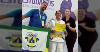 Atletas recebendo medalhas e troféus nos Jogos Estudantis de Mato Grosso em Lucas do Rio Verde. Crédito: vivalucasesportelazer no Instagram.