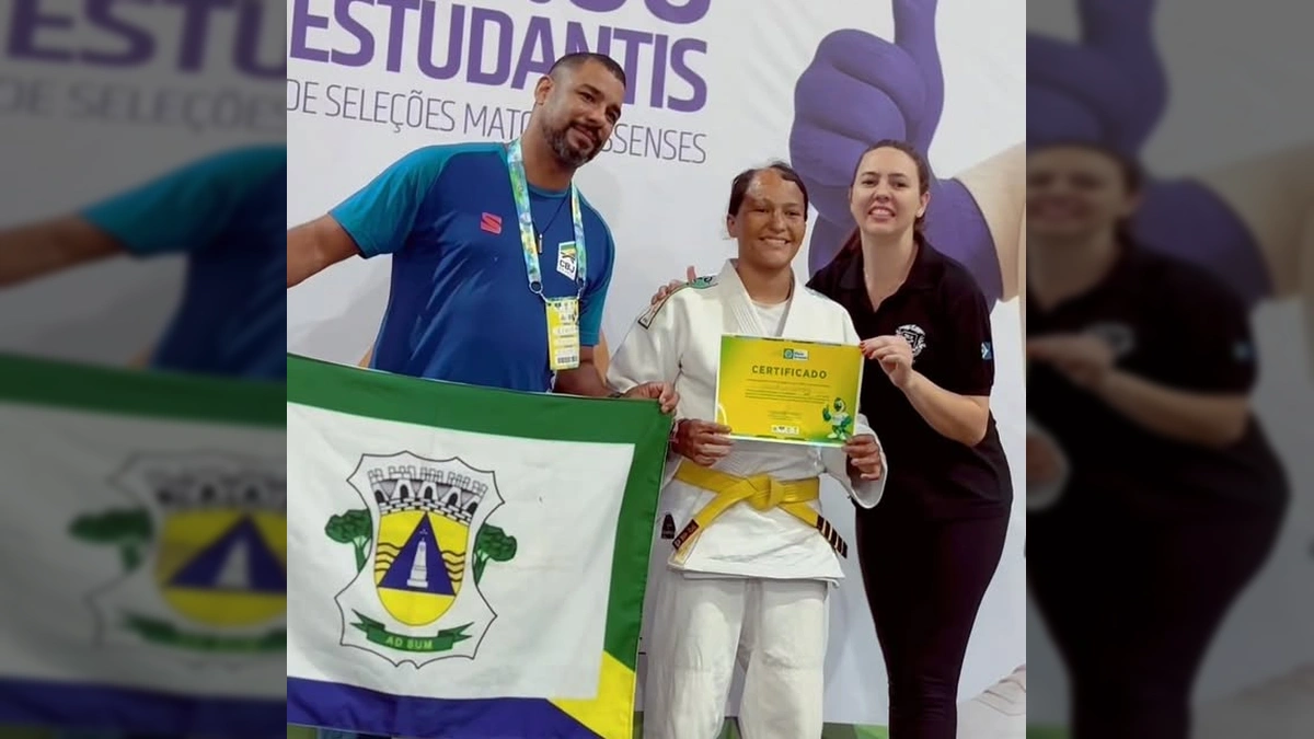 Atletas recebendo medalhas e troféus nos Jogos Estudantis de Mato Grosso em Lucas do Rio Verde. Crédito: vivalucasesportelazer no Instagram.