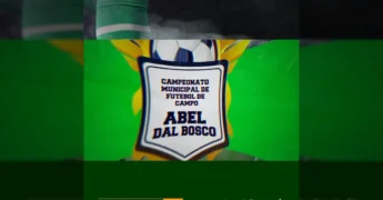 Jogadores em campo de futebol gramado com fundo de fumaça e logotipo do Campeonato Municipal de Futebol de Campo Abel Dal Bosco. Créditos: Prefeitura de Peixoto de Azevedo / Instagram.