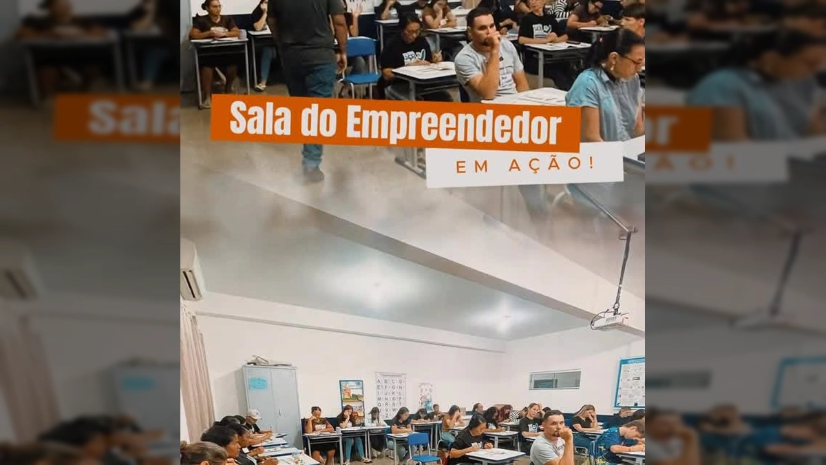 Grupo de empreendedores participando de capacitação em sala de aula em Ipiranga do Norte, com banner 'Sala do Empreendedor em Ação'. Créditos: Ipiranga do Norte Prefeitura.