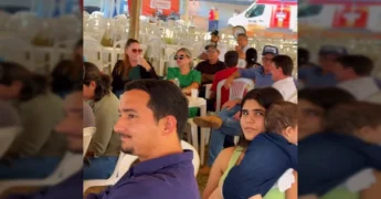 Imagens da 19ª Festa do Agricultor em Carlinda, Mato Grosso, destacando a premiação do 1º Concurso do Leite com a presença de autoridades e produtores locais. Créditos: Prefeitura Municipal de Carlinda / Instagram.