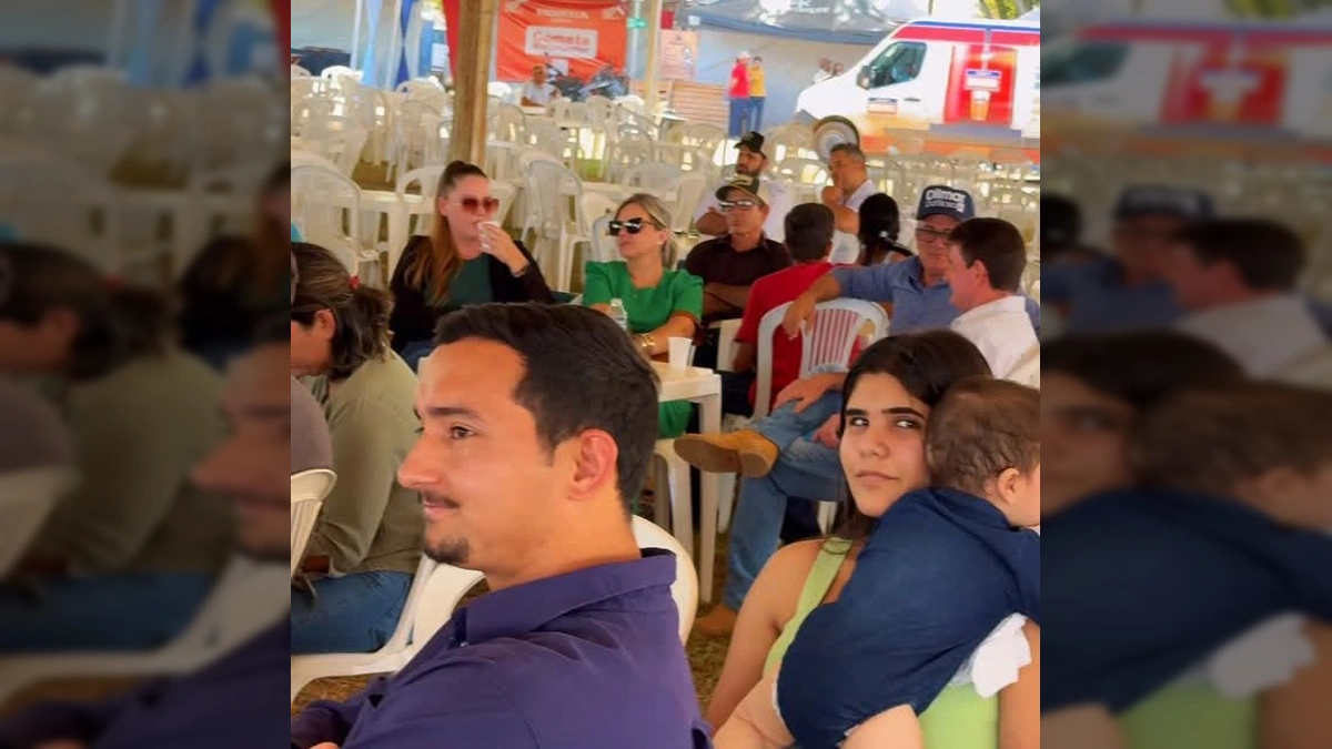 Imagens da 19ª Festa do Agricultor em Carlinda, Mato Grosso, destacando a premiação do 1º Concurso do Leite com a presença de autoridades e produtores locais. Créditos: Prefeitura Municipal de Carlinda / Instagram.