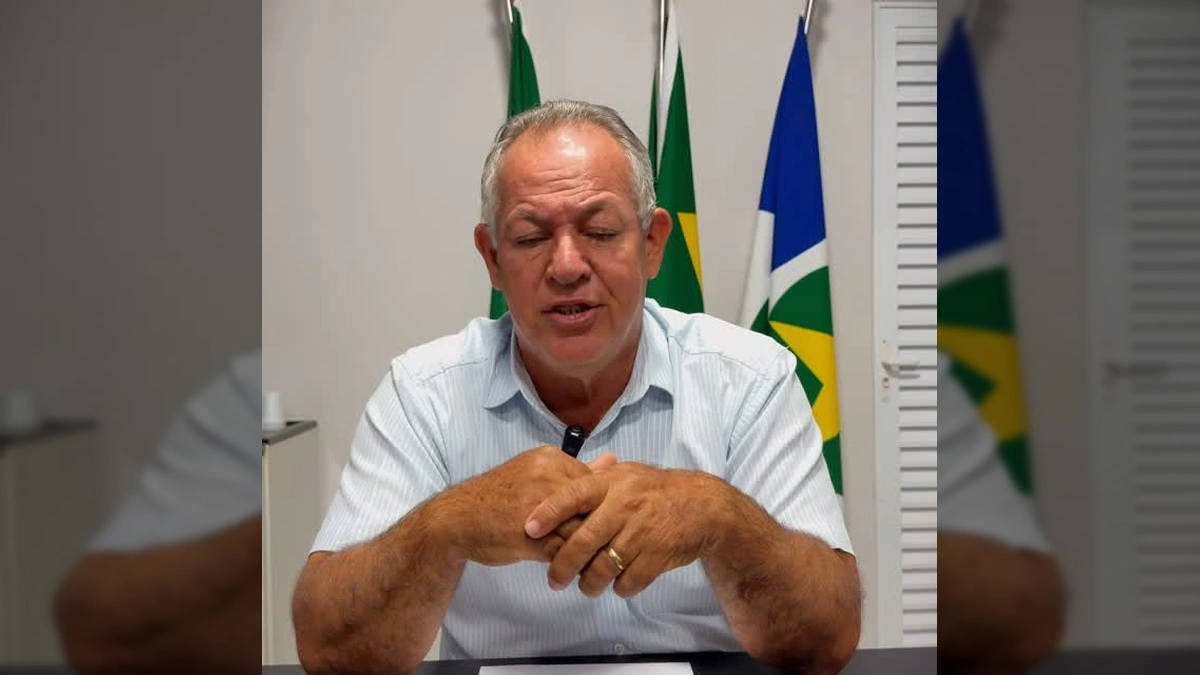 Imagem do Prefeito Pastor Fernando de Carlinda, Mato Grosso, anunciando o segundo lugar do município no ranking de alfabetização estadual. Créditos: Prefeitura de Carlinda / Instagram.