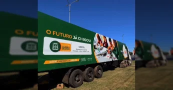 Carreta Cyber Truck em Várzea Grande com robô-cão e crianças usando óculos de realidade virtual. Créditos: Prefeitura de Várzea Grande / Instagram.