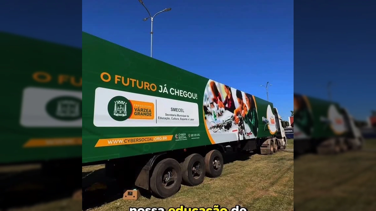 Carreta Cyber Truck em Várzea Grande com robô-cão e crianças usando óculos de realidade virtual. Créditos: Prefeitura de Várzea Grande / Instagram.