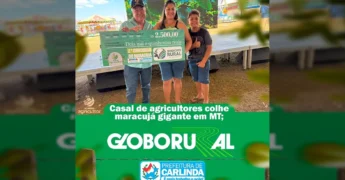 Imagem do casal Tainara e Ezivelton com seu filho, segurando um cheque gigante pelo prêmio do concurso de maracujá em Carlinda, MT. Crédito: Prefeitura de Carlinda no Instagram.