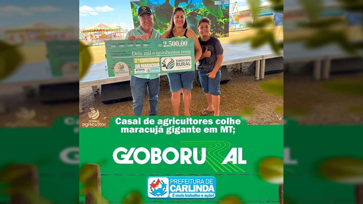 Imagem do casal Tainara e Ezivelton com seu filho, segurando um cheque gigante pelo prêmio do concurso de maracujá em Carlinda, MT. Crédito: Prefeitura de Carlinda no Instagram.
