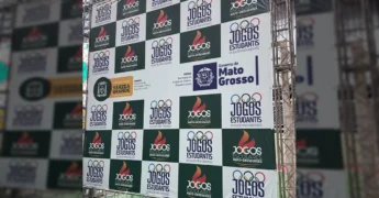 Jovens atletas e autoridades durante a abertura dos Jogos Estudantis em Várzea Grande. Crédito: Secel-MT no Instagram