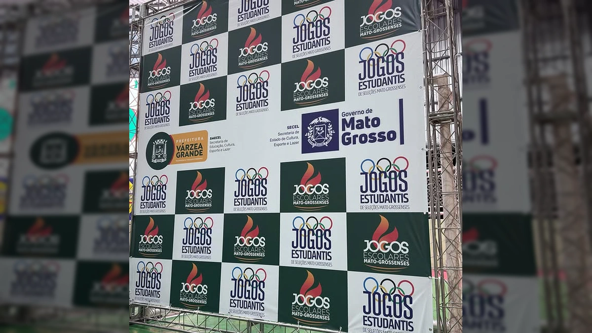 Jovens atletas e autoridades durante a abertura dos Jogos Estudantis em Várzea Grande. Crédito: Secel-MT no Instagram