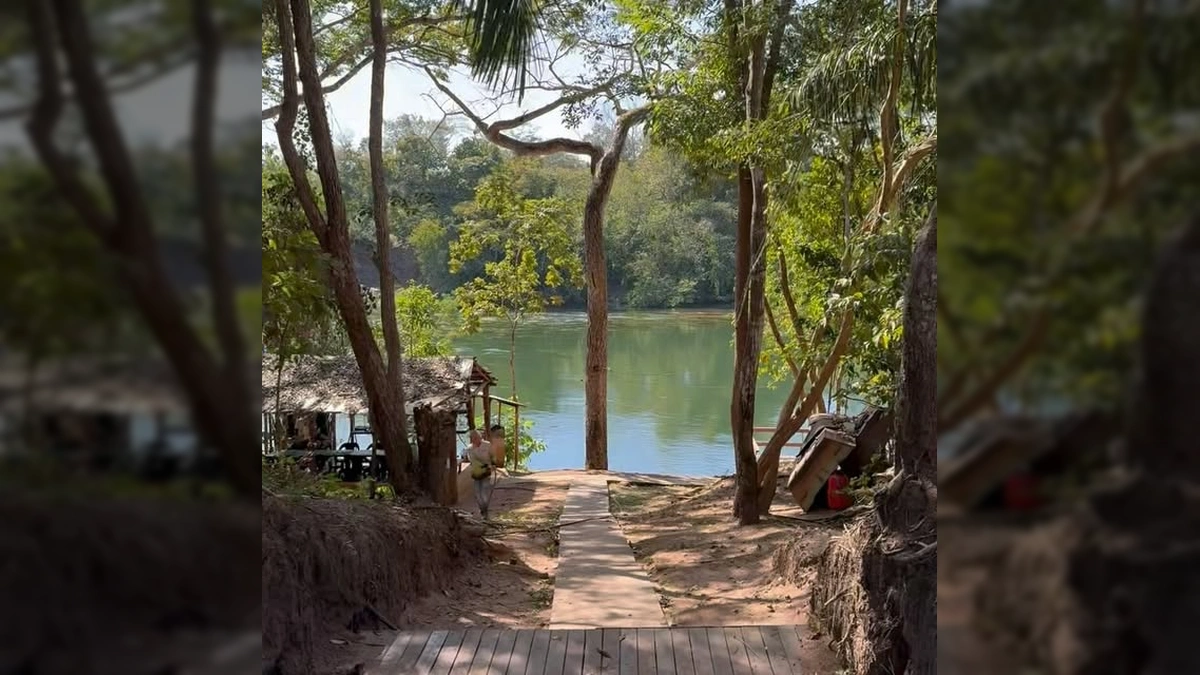 Pessoas preparando churrasco em rancho à beira do Rio Manso, com peixes visíveis na água clara. Créditos: ranchodomano no Instagram.