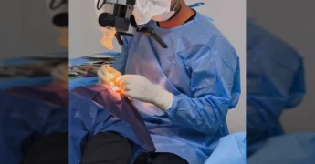 Profissional realizando cirurgia oftalmológica em paciente, com equipamentos de alta qualidade, durante o mutirão de saúde em Vera, Mato Grosso. Crédito: Prefeitura Municipal de Vera / Instagram @prefeituradeveramt