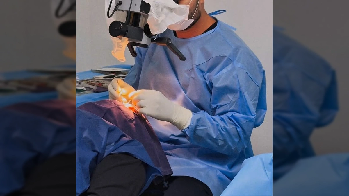 Profissional realizando cirurgia oftalmológica em paciente, com equipamentos de alta qualidade, durante o mutirão de saúde em Vera, Mato Grosso. Crédito: Prefeitura Municipal de Vera / Instagram @prefeituradeveramt