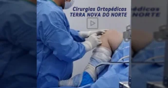 Cirurgiões ortopedistas realizando procedimento no Hospital Municipal de Terra Nova do Norte. Crédito: terranovadonorte / Instagram