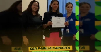 Alunos e professores em sala de aula durante formatura do curso de Assistente Contábil e Financeiro em Cláudia. Créditos: Prefeitura de Cláudia.