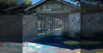 Detalhes das reformas e pinturas na Escola Municipal Daniel Titton antes da volta às aulas em Cláudia. Créditos: Prefeitura de Cláudia / Instagram.
