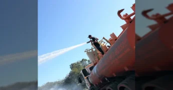 Caminhão pipa e escavadeira combatendo incêndio em Brasnorte. Créditos: Prefeitura de Brasnorte / Instagram