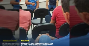Homens e mulheres participando de congresso técnico para campeonato de futebol em Colniza, MT. Crédito: Prefeitura de Colniza / Instagram.