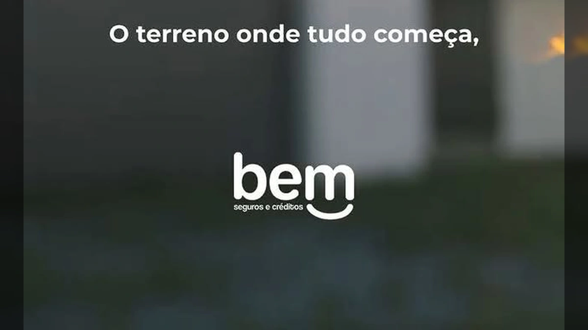 Imagem de uma mulher apresentando sobre consórcio imobiliário em Lucas do Rio Verde, com o logo da Bem Soluções, em vídeo da Bem Soluções - Lucas do Rio Verde / Instagram.